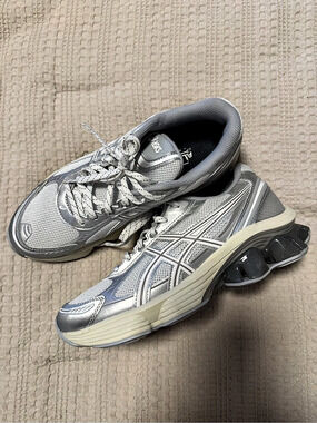 ASICS GEL-KINETIC FLUENT
Athletic Shoes Gray & White 
Men’s US 6